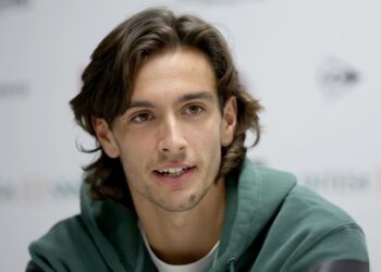 Музетти десе өлетін қыздар бар