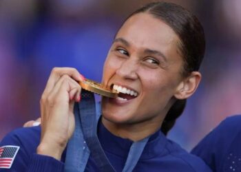 Париж олимпиадасының чемпионы медалін сындырып алды