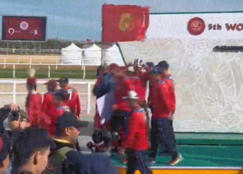 Қырғыздар марапаттау рәсімінде алқаларын тақпай, трибунадан кетіп қалды