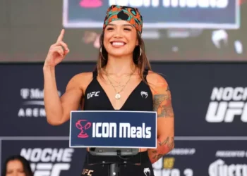 UFC-дің аруы мінсіз дене мүсінімен көпшілікті тәнті етті