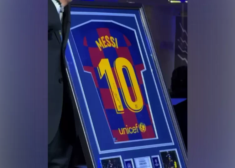 Алматылық блогер Мессидің жейдесін 8 млн теңгеге сатып алды