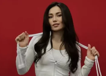 Қазақстанның ең сұлу боксшысы үндістандық қызбен кездеседі