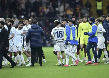 Абат Айымбетовтің командасы төрешіге ренжіп, алаңды тастап кетіп қалды