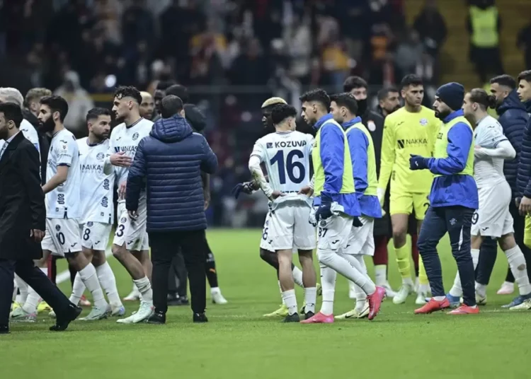 Абат Айымбетовтің командасы төрешіге ренжіп, алаңды тастап кетіп қалды