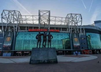 «Манчестер Юнайтед» тағы 100 адамды жұмыстан қумақ