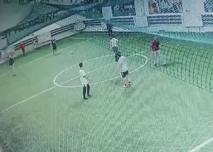 Астанада футбол ойнап жүрген жігіт қақпаның астында қалып мерт болды