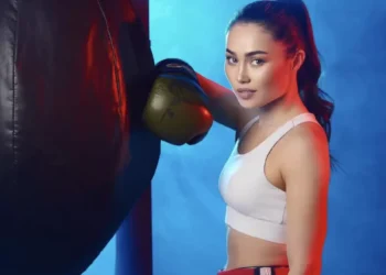 Балауса Мұздыман бұрын мүлдем жеңілмеген америкалық боксшы қызбен жұдырықтасады