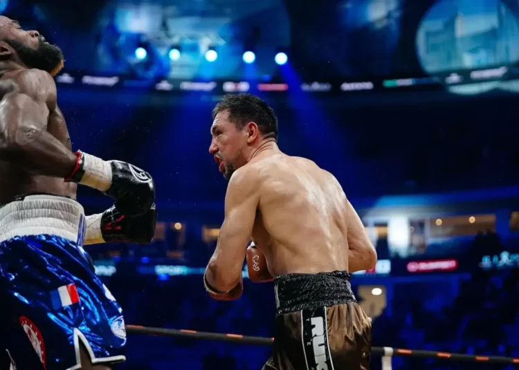 Жәнібек Әлімханұлы нокаутпен жеңіп, чемпиондық титулдарын қорғады