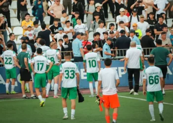 «Түкіргенім бар». Ішіп алған футболшы атыраулық жанкүйерлерге ауыр сөздер айтты