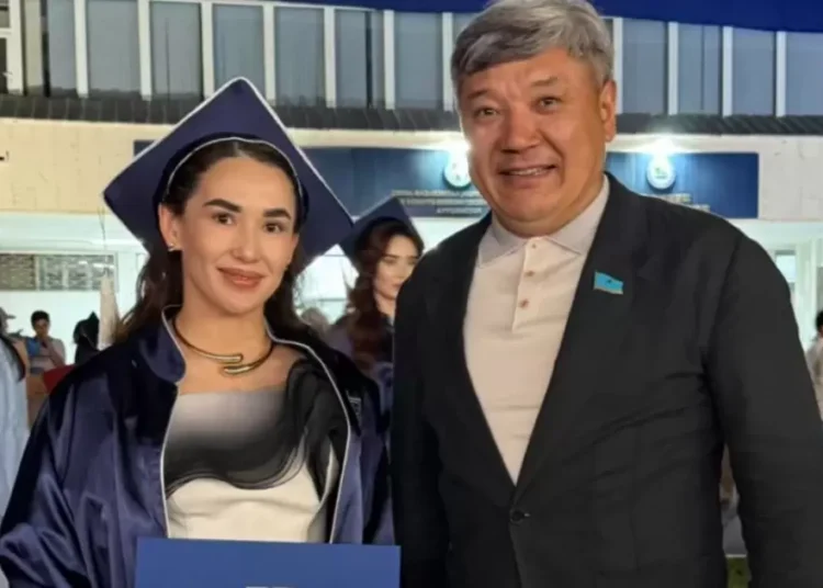 Әлем кубогі: екі боксшы ширек, біреуі жартылай финалға өтті