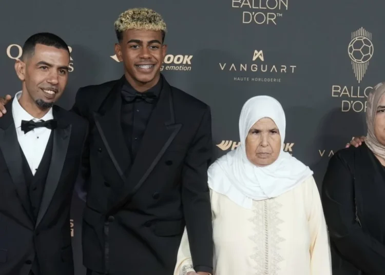 Ямалдың әкесі “Алтын доптың” Дембелеге берілгенімен келіспейді