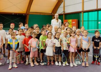 Елена Рыбакина Алматыда жас теннисшілермен кездесті