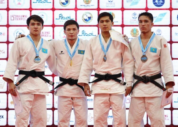 Ербол Мырзабосынов дзюдодан жүлде еншіліген жеңімпаздарды марапаттады