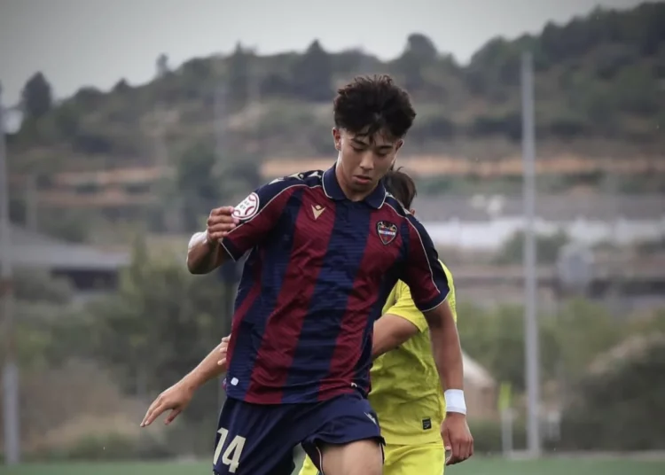 Қазақстандық футболшы шетелдік клубтардың ұсынысынан бас тартты